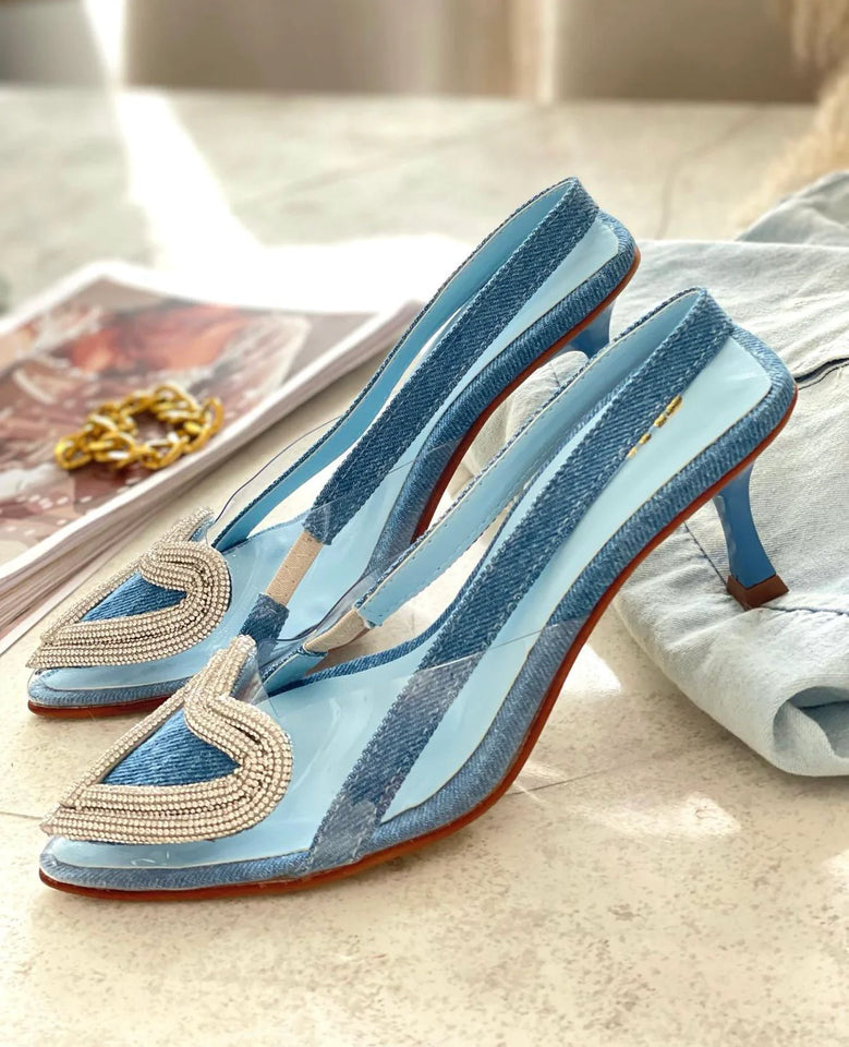 Tacón stiletto con hebilla en forma de corazón