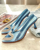 Tacón stiletto con hebilla en forma de corazón