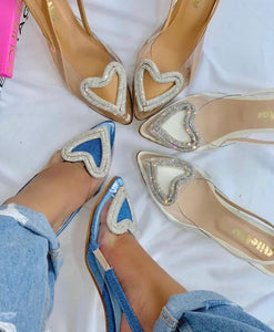 Tacón stiletto con hebilla en forma de corazón